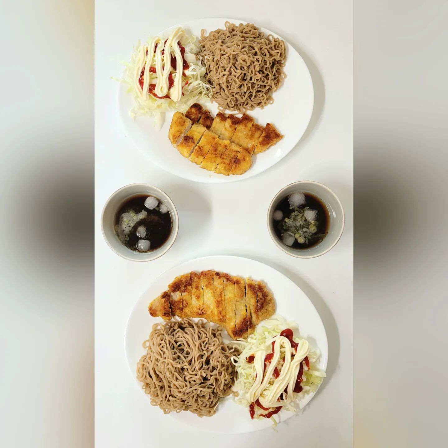 ✨️

돼지 뒷다리살 사다가 밀가루 계란 빵가루 묻혀 
직접 튀긴 수제돈까스로 한 상 차렸어요~
양배추 슬라이스 해서 케찹+마요네즈 소스로 샐러드 만들고
돈까스랑 잘 어울리는 메밀소바는 
귀찮으니 시판제품으로 곁들여봤습니다 :)
그럴싸하지요~?

울 인님들 오늘도 맛있는 하루 보내세요~

#수제돈까스 #메밀소바 #양배추샐러드 #케요네즈 #사랑하는사람에게 #집밥 #집밥스타그램
#식단공유 #온더테이블 #쿡스타그램 #성취감 
#신혼일상 #신혼식탁 #신혼밥상 #신혼부부 #음식일기