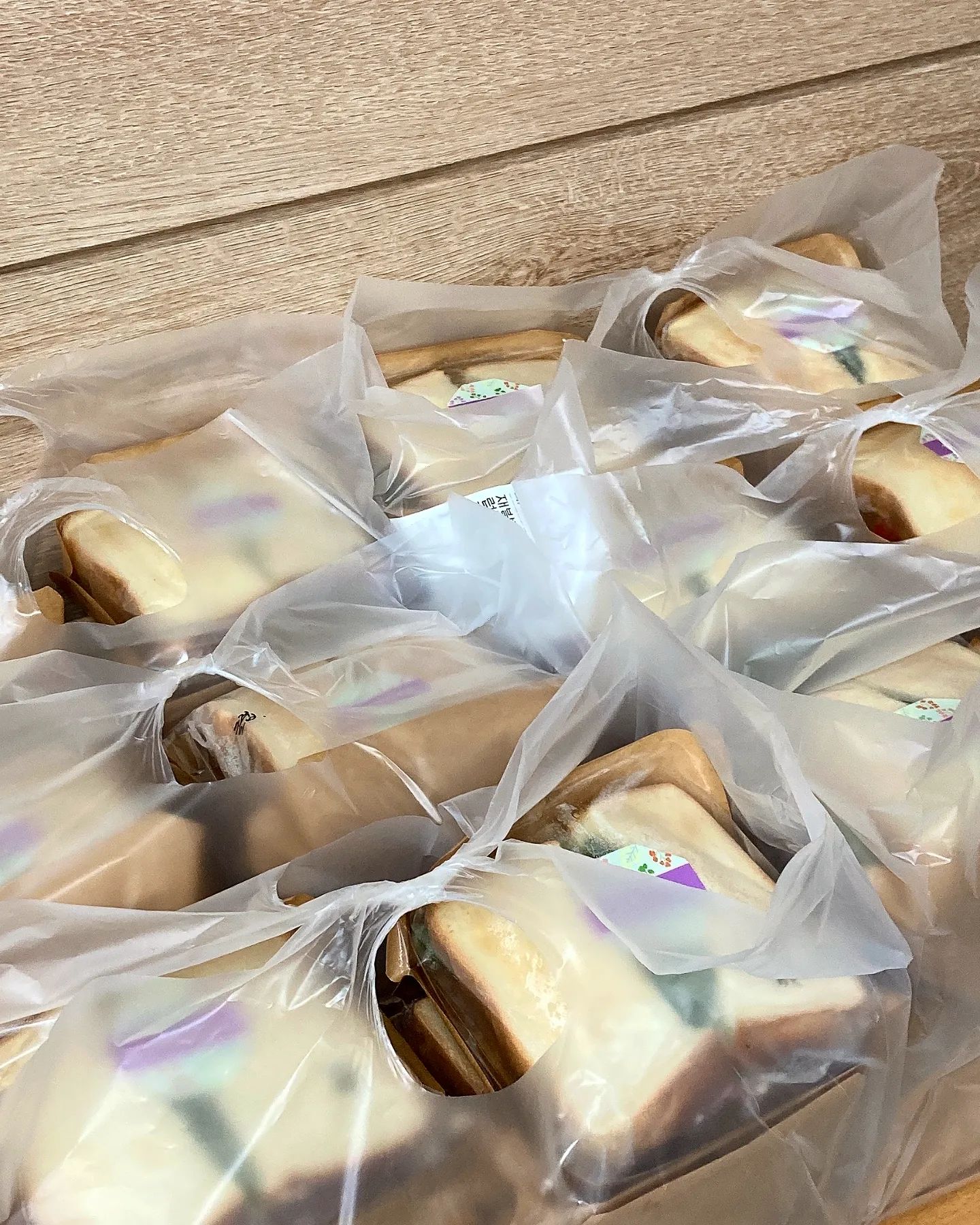 오늘은 샌드위치 #단체주문 으로 많이 분주했어요!~
신선한 재료를 듬뿍담아 정성스럽게 만들어드리고 있어요.
항상 믿고 주문해주셔서 정말 감사합니다🥰
.
*단체주문시 최소 3일 전에 연락주세요!~
.
#머머링 #샌드위치 #맛집
#화정카페 #카페머머링 #화정도서관카페