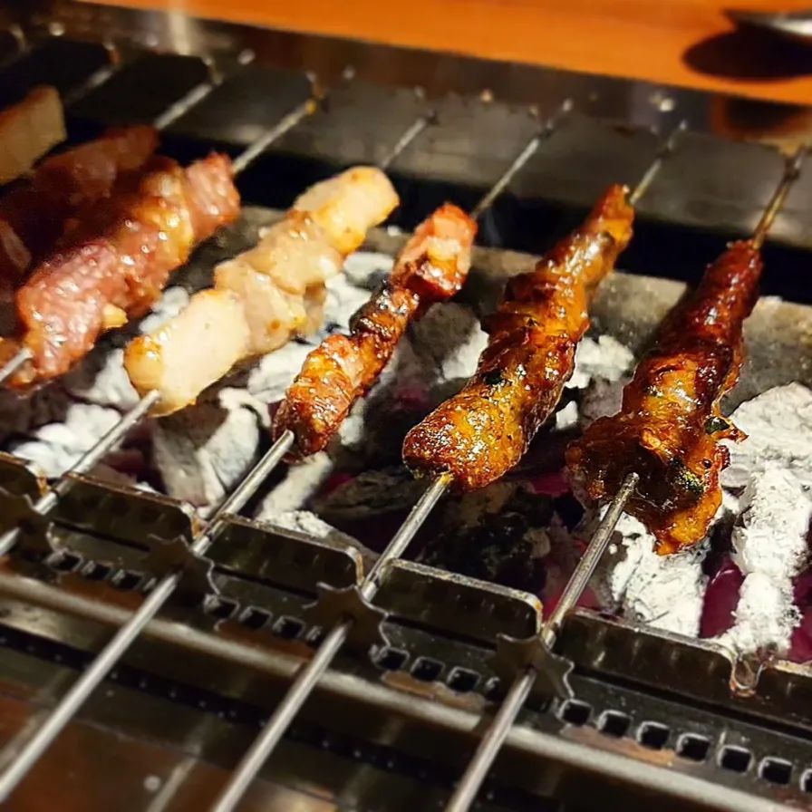 #협찬 맛따라 어디든 가는 맛따라 GO!! 

#왕십리 #미미램양꼬치 

캠핑가서는 불멍, 🔥
호숫가에서는 물멍,🏞
🐏 그리고 이곳에서는 양꼬치멍입니다.🍢🍢
종류별로 맛난 양꼬치를 무한으로 즐길 수 있는 곳!
바로 한양대에 있는 미미램양꼬치 한양대점입니다. 

✔️ 양꼬치 무한리필 1人 💰19.8 

그냥 먹어도 맛있는 양꼬치들,
그런데 1인분, 2인분씩 파는게 아닌
뷔페식 무한리필로 맛볼 수 있답니다.
양념이 가미되지 않은 기본 양꼬치부터,
매콤얼얼한 마라양꼬치,
카레맛 양꼬치 등 다양한 맛의 양꼬치를
원하는만큼 가져다 먹을 수 있으니 얼마나 좋게요??
더군다나 2인 주문시에는 요리메뉴를 2가지 서비스로 뙇!! 

✔️ 마라탕 💰 9.0
입안 얼얼해지는 마라탕 역시 빼놓으면 섭섭하지요?
숙주와 건두부, 중당 등 다양한 재료가
아낌 없이 들어간 이곳은 마라탕
너무 과하지 않게 은은한 얼얼함이
딱 적당한게 맘에 들었어요~ 

✔️ 볶음밥 💰 9.0
볶음밥은 다소 심심하다고 느껴질 수도 있는 맛이지만
오히려 좋아~
맛이 강했다면 양꼬치의 맛을 반감시킬 수 있는데
중심을 잡아주는 그런 느낌이라 만족만족~👍 

이렇게 푸짐하게 무한으로 즐길 수 있는
한양대 학생들은 참 좋겠다~☺️
빙~빙~ 돌아올 우리의 시간처럼~
인생은 양꼬치 아니겠습니까? 💜 

🏢 미미램양꼬치 한양대점
📍 서울 성동구 마조로3가길 10, 지하1층 

#맛따라_한양대 #맛따라_왕십리 #맛따라 #왕십리역맛집 #한양대맛집 #양꼬치 #마라탕 #미미램양꼬치한양대점 #왕십리무한리필 #한양대양꼬치 #왕십리맛집 #왕십리양꼬치 #양꼬치맛집 #먹스타그램 #맛스타그램 #foodstagram