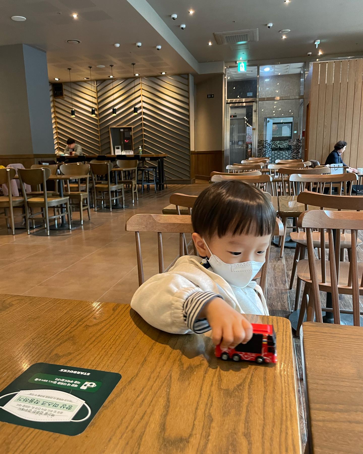 🖤

#근황

오랜만이예요😅
인님덜잘지내고계시지요??😊

담이는 그동안 한층성숙?ㅋㅋ많이컷어요

노래한곡도완창하고
이젠 외출시기저귀안하고
팬티입는 어엿한엉아👏
미니팬티 졸귘ㅋㅋㅋㅋㅋ

#어여육퇴시켜줘