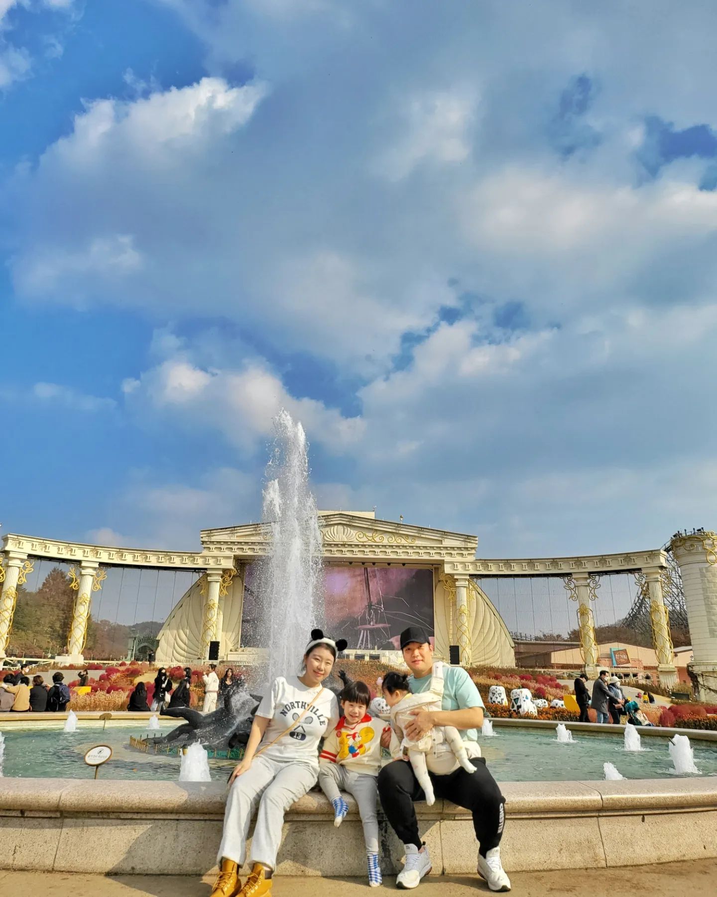 🎡🎢 🎪
다리엔 알 배기고, 손목은 너덜너덜 거리지만
우리 애기들만 재밌었으면 됐어💓.. 진짜루...

#에버랜드