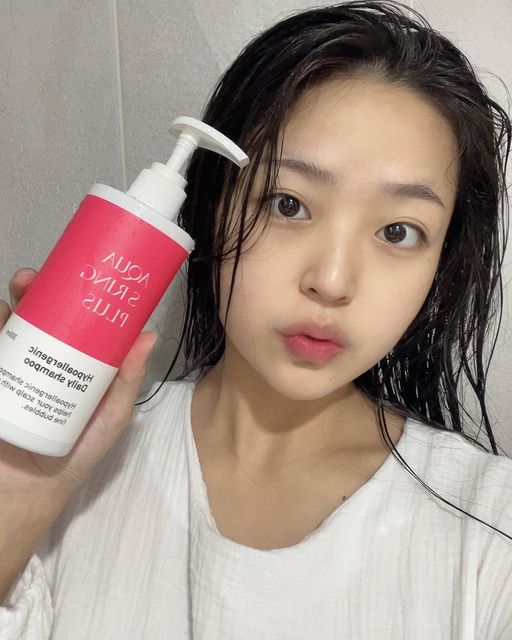 세영 on Instagram: "#광고 두피 비듬, 떡진 머리, 가려움, 정수리 냄새 케어까지 🙆🏻‍♀️ 🏷️ 아쿠아큐링 아쿠아에스링플러스 두피 수분 샴푸 ✔️ pH 5.0 약산성 샴푸 - 두피 밸런스 지켜