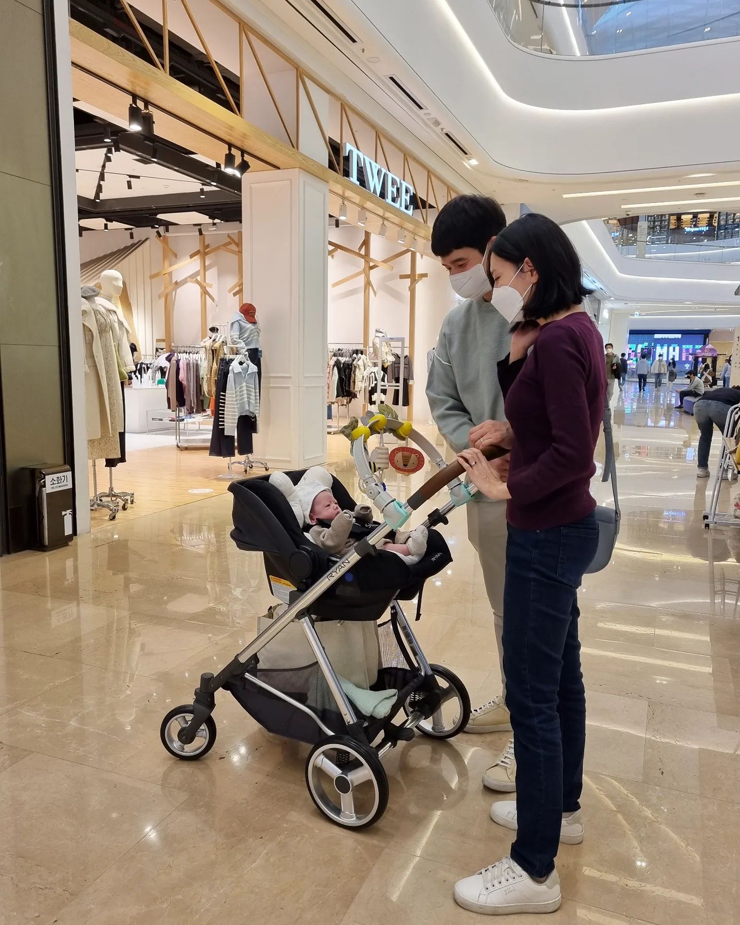 👦180cm
👩164cm
👶56.5cm

첫 가족 외출👨‍👩‍👦💕 + 친정부모님
.
.
#스타필드 #스타필드하남 #가족 #가족사진 #아기스타그램 #맘스타그램 #육아소통 #호랑이띠맘소통 #호랑이띠아기 #육아기록