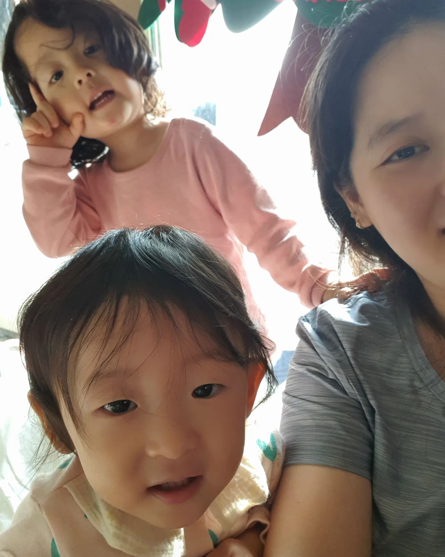 ❤
2021.12(3)
잠자기위해 씻기려다
머리카락이 눈에 자꾸 찔려해
1시간걸린 셀프앞머리자르기😃
.
.
연말이라 밖에도 반짝반짝
우리아가들이 좋아할
크리스마스 준비도 끝🥰
.
.
#집에서자른
#1시간걸렸다
#셀프앞머리자르기
#연말이긴연말이네
#크리스마스준비끝
#선물보고좋아했으면
#산타할아버지다녀갔어