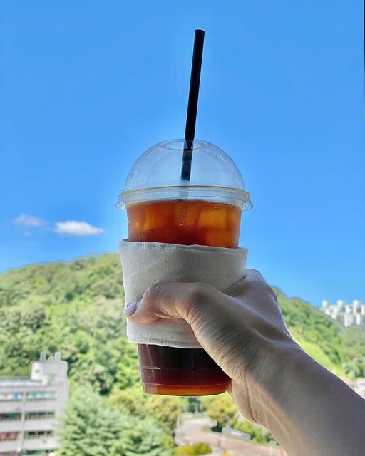 yulhome - 율홈🥰 on Instagram: "#광고 얼죽아에게 필요한 컵 홀더!! 항상 아이스이메리카노를 먹는데 마시다보면 어느순간 종이컵홀더가 축축해졌더라고요 ㅋㅋ 마시크스토어에서 판매하는 천