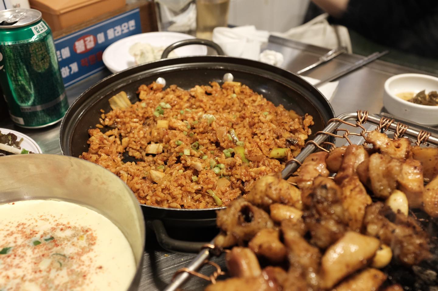 #협찬 

지난 토요일 아내와 함께 야탑역 세광양대창을 다녀왔어요
얼마전부터 아내가 대창이 먹고 싶다고 했는데요~ 
그중에서도 원래 자주갔던 브랜드인데요~ 
곱창이 아닌 양대창이 생각나는 곳은 세광양대창 인거 같아요

세광양대창 특제 소스에 양념된 
부드럽고 고소한 양대창을 직원이 숯불에 구워주기 때문에 
회식이나 데이트하기 좋은거 같아요
환기구가 천장에 달려있지 않아 연기가 뿌애지지 않아 좋더라구요

양대창은 말해 뭐하나요~ 넘나 맛있지요 ㅎㅎ 
없어서 못먹죠~ 
계란찜까지 맛있고 양볶음밥까지 고소하니 맛있었어요

야탑역에서 4분거리에 있다보니 접근성이 좋아서 저희는 지하철을 이용했답니다. 

#야탑역맛집 #야탑맛집 #야탑곱창 #곱창맛집 #분당맛집 #성남맛집 #양대창맛집 #야탑데이트 #야탑회식 #야탑맛집추천 #분당맛집추천 #성남맛집추천 #야탑동맛집 #먹팔 #맛스타그램 #먹스타그램