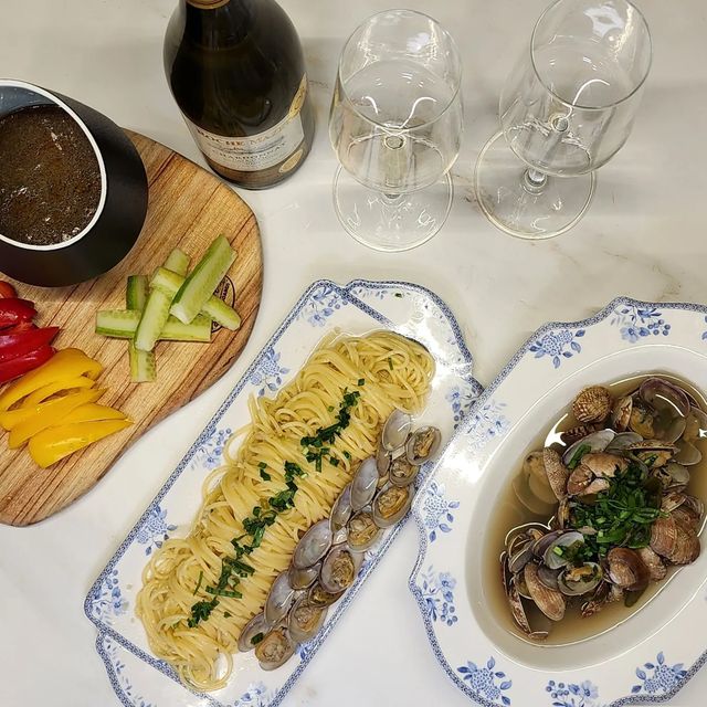 😋맛자랑 Mat_Jarang on Instagram: "오늘의 맛자랑은 홈스토랑🤭 고래미에서 제품 제공을 받아 바지락술찜, 파스타, 바냐카우다를 만들어 먹었어요🤟 아무리 재택근무라지만... 퇴근은 퇴근 진