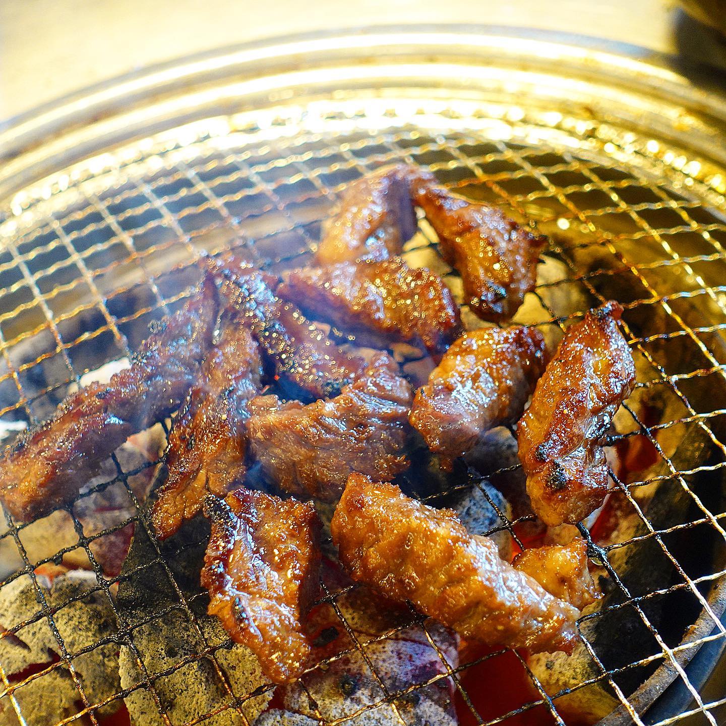 #협찬

알만한 사람들은 다 아는 경의선책거리 고기맛집
원조기찻길 철길왕갈비살❤
맛있는녀석들에도 나왔었던 노포맛집이에요
질 좋은 소갈비살을 직접 손질해서 숙성시킨
감칠맛 좔좔한 양념소갈비살이 이 집의 대표메뉴!
그냥 먹어도 맛있고 양념장에 푹 찍어 먹어도 JMTGR😋
쫄깃부드러운 고기에 달콤짭짤 양념이 너무 맛있음
입에서 살살 녹는다는게 이런거구나 싶더라구요
기본으로 나오는 된장찌개도 어찌나 맛있던지
된찌 한 숟갈 맛보고 바로 된장밥 주문했습니다 된장밥도 맛도리에요👍🏻
맛있는 양념소갈비살 드시러 홍대 철길왕갈비살 꼭 방문해보세요

#홍대 #연남동 #신촌 #홍대맛집 #연남동맛집 #경의선책거리 #경의선책거리맛집 #경의선숲길 #경의선숲길맛집 #연트럴파크맛집 #신촌맛집 #홍대고기집 #연남동고기집 #신촌고기집 #맛있는녀석들맛집 #맛있는녀석들고기집 #홍대맛있는녀석들 #철길왕갈비살 #스토리앤체험단 #스토리앤