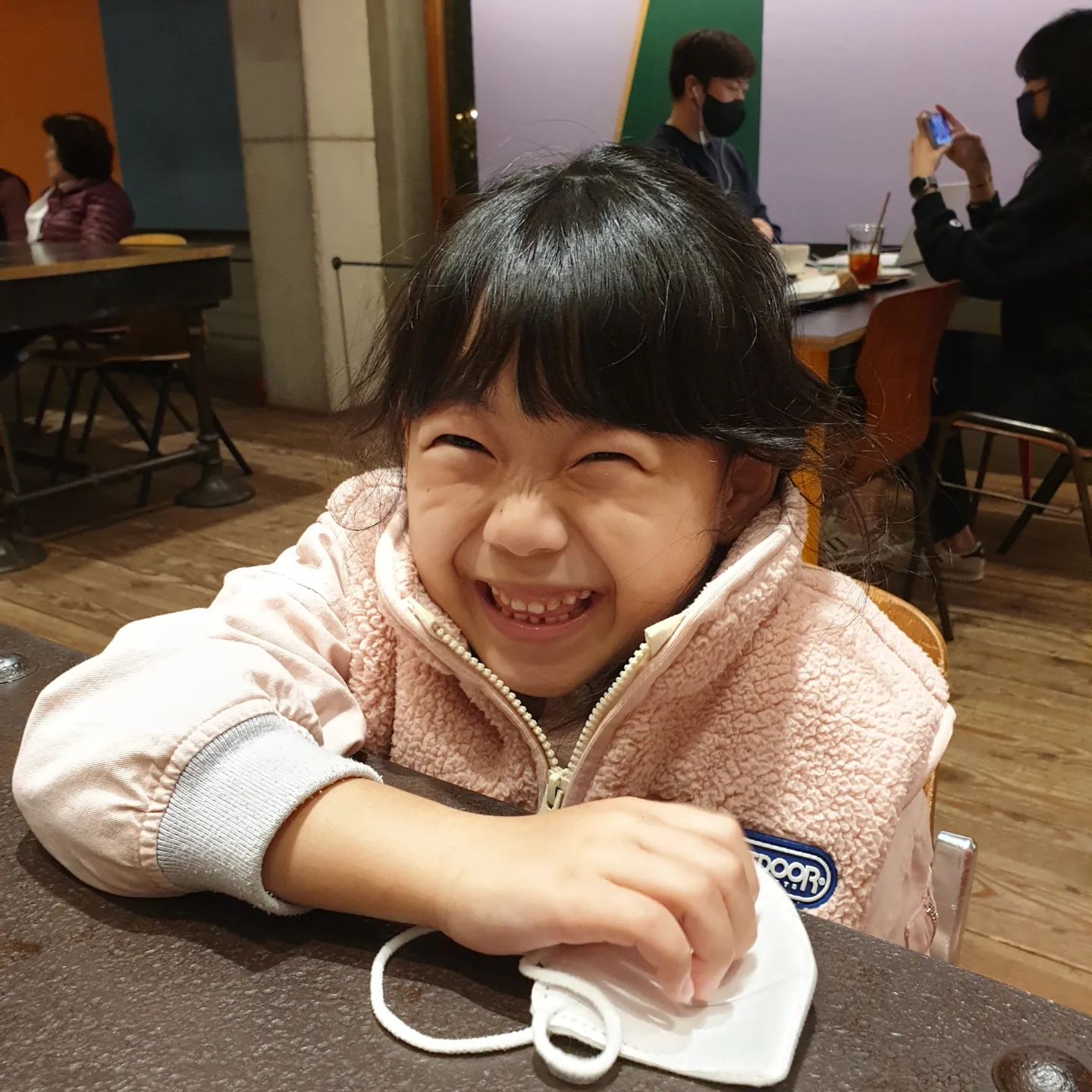 고양이세요?🐱🤣🤣🤣
저녁 먹기 전에 빵 많이 먹지 말랬더니
시무룩하게 있다가
빵 포장해왔더니 저 표정 ㅋㅋㅋㅋ
같이 안 웃을 수가 없다 ㅋㅋㅋ

이러니 너를 좋아할 수 밖에 💕
.
.
.
#사랑스런그녀 #뺑오쇼콜라 #그리맛있더냐 #귀요미 #막둥이 #우리딸 #일곱살 #그만커 #테라로사 #4년만이네 #인디언보조개 #눈웃음 #반달눈 #치명타 #표정부자