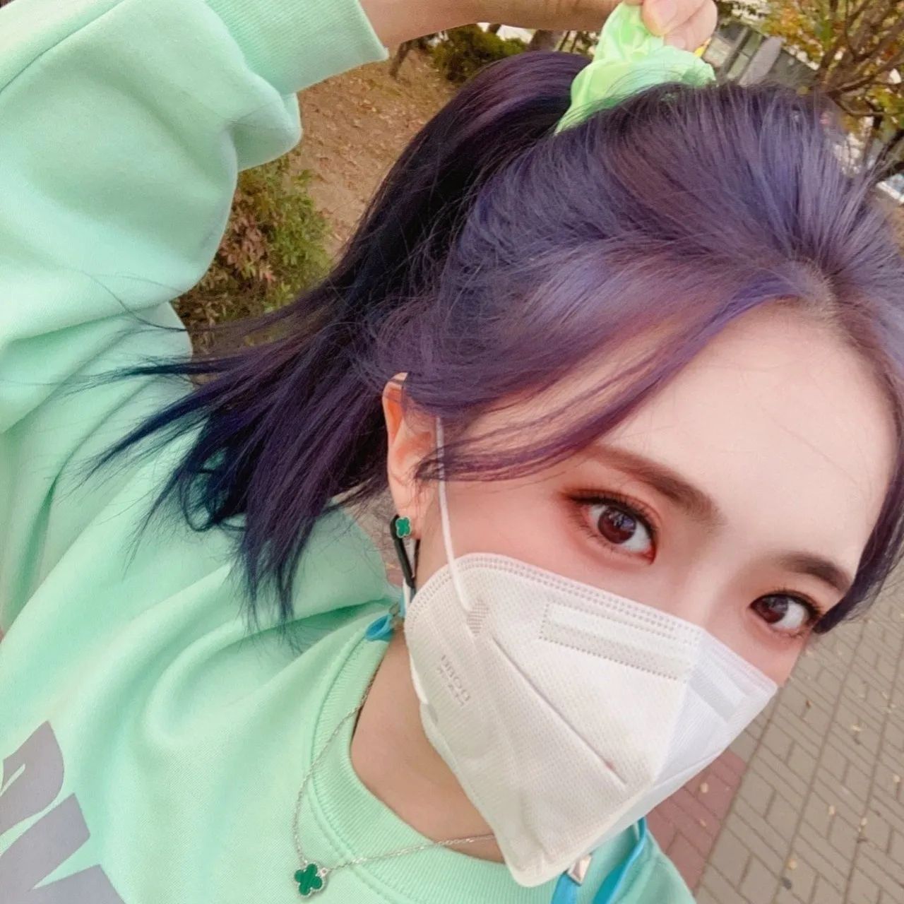 모처럼 여유있는 오후💚 원하던 적보라 컬러는 아니지만 #보라머리 기념사진💜 실제컬러보다 사진이 더 고급진 컬러로 나온건 안비밀😏 색감에 예민한 나에겐 실력없는 미용사때문에 매우 불만족이였던 첫보라염색이였지만 나름 주변에서 머리색예쁘다고 요즘 유행인 라벤더 컬러라면서 아이돌 같다 게임캐릭터 같다 칭찬들을 해줘서 다시 안찾아 가고 걍 애쉬베이지로 물빠지길 기다리는중🥲웜톤에게 청보라에 애쉬그레이..하ㅠ 애쉬그레이 나만 싫어하는 컬러인가?ㅋㅋ이컬러는 뭐 한달이 다되가는데 안빠지지..난 베이지를 원한다구😒 무튼 그와중에 #민트민트해 🧚‍♂️ 민트중에서도 파스텔 넘 예쁜 민트컬러 #양기모맨투맨 에 민트곱창 까지 #깔맞춤패션 따뜻하고 포근한 솜사탕 감촉에 가볍기까지 요아이 프로필링크 스토어팜 아베크로얄 에 업뎃해 두었답니다🤗 함께 코디한 데일리로 #휘뚜루마뚜루 입기좋은 #기모조거팬츠 도 #코디세트 #세트바리 룩으로 함께 구매 가능하십니다😍 양기모인데 가격도 진짜 착해용🤩
요렇게 입구 #인생카페 #그녀의정원 카페갔는데 #포토존카페 강추드려용ㅎ 내스타일 금장무드의 #인테리어맛집 근데 직원이 없어서..근처 #일광전구라이트하우스 감ㅋㅋ여긴 #딸기케이크 랑 #아인슈페너 맛집인데 가격이..사악함😭 호텔급임ㅜㅜ 여기도 두번째 가는거지만 그래도 사진찍기 좋은 정원같은 곳도 있고 전구조명들때문에 손님들이 거진 사진 찍으러 오는 카페 같았음ㅋ 멀티가 안되는 나에게 여유로운 시간이 또 언제올깡😂🤣😂🤣
.
.
.
#애쉬퍼플 #애쉬바이올렛 #인형머리 #아이린머리 #ootd #꾸안꾸룩 #30대여성의류 #20대여성의류 #40대여성의류 #캐주얼코디 #여자트레이닝복 #세트바리 #세뚜세뚜 #코디맛집 #얼스타그램