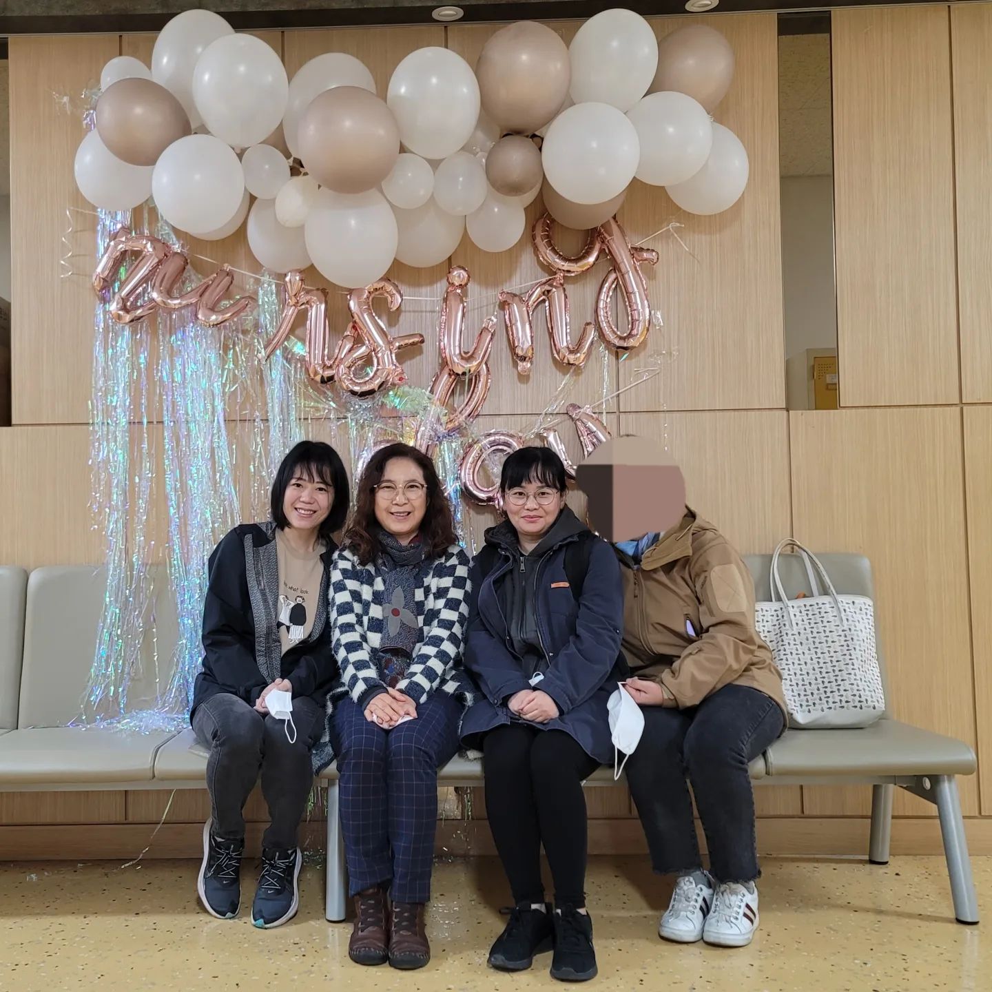어제 있었던 2학년들 나이팅게일 선서식

우리 4학년은 코로나로 인해 못했었지만 이번에 이리 마련된 포토존에서 사진이라도 찍었다~

A반 만학도들~ 40대부터 60대까지~ 헤헤~

실습복 입고 찍었어야 했나? ㅋㅋ

국시 D-71!

다행히 첫 모의고사부터 점수가 나쁘지 않다.

단순 합격이 아니라 그간 제대로 못했던 공부 졸업하기전에 조금 더 하고픈 마음~ ㅎㅎㅎ

취업도 했으니 더 맘 편히 공부할 수 있겠당~

남은 시간 핫팅~!!!