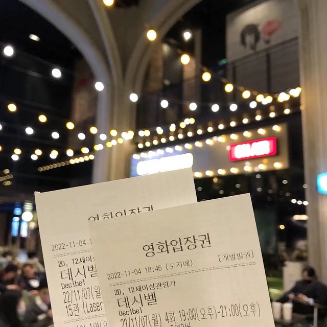 i am 지니♡ on Instagram: "#광고 #데시벨 사운드 테러 액션 영화인만큼 영화관에서 꼭 봐야 할 영화📽️ 데시벨을 시사회를 통해 빠르게 보고 왔어요 보는내내 몰입감이 장난 아니었는데