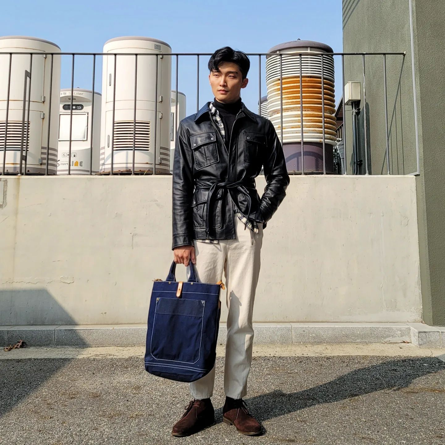 안녕하세요, 11월 인사 드립니다.

입동이 벌써 지났는데, 다음주 수능날일 즈음에는 항상 그랬듯 추워질 것 같습니다. 더 추워지기 전 레더를 입고 싶어 론트의 양가죽 사파리자켓을 모크넥과 매치하고 비슷한 색감의 플란넬 셔츠로 레이어를 줬습니다. 신발은 요즘 손이 부쩍 자주 가는 포스트맨의 처카부츠를 골랐습니다.
.
.
.
Outer: lohnt90 kkang.stylist
Top: Compagno
Pants: millioncor_official
Watch: citizenwatchus 
Shoes: postmanshoes_kr