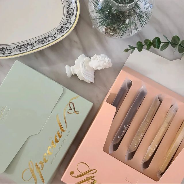 ғᴏʀᴇsᴛ ᴏғ, ᴡɪsᴅᴏᴍ 🧺 on Instagram: "#광고 #스위트진 🍪 코랄핑크와 에메랄드민트컬러의 금박패키지부터가 고급스러움이 풍겨오는 스위트진 스페셜 쿠키 컬렉션이에요:) 호불호없