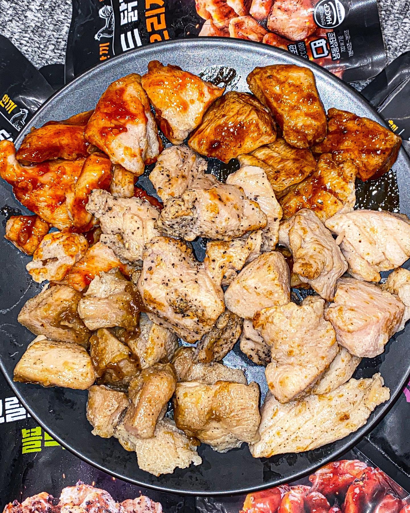 #협찬 #한끼통살 

🔥닭가슴살 유목민들 주목하세요🔥

해동 없이 바로 전자레인지에 돌려먹는 닭가슴살이에요‼️
한입 크기로 먹기 좋게 컷팅되어 있어서 직장, 학교, 학원 어디에서든 간편하게 먹을 수 있어요👍
별도의 그릇도 필요없어서 자취생들에게도 강추입니다🔥

소이갈릭🧄
저크바베큐🔥
볼케이노🌶️
블렉페퍼⚫️
오리지널❤️ 

5가지 다양한 맛이라서 질리지 않고 매일매일 맛있는 닭가슴살 먹으면서 다이어트 할 수 있어요😁

부드럽고 단백질까지 가득한 한끼통살 닭가슴살 꼭 드셔보세요🤍
앞으로 닭가슴살은 한끼통살로 정착할게요🥰

#그릴드닭가슴살 #에잇템 #닭가슴살 #다이어트식단 #건강식단 #식단일기 #간단요리 #식단 #식단일기 #식단기록 #다이어트 #다이어트도시락 #다이어트레시피 #닭가슴살요리 #닭가슴살추천 #닭가슴살식단 #유지어터 #유지어터식단 #운동기록