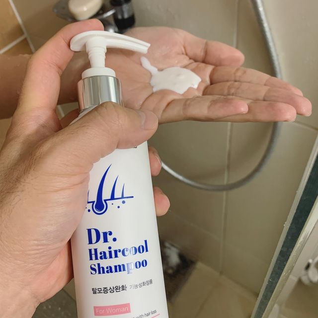 이동수 on Instagram: "#광고 잦은 염색과 펌 때문에 두피도 이제 힘들어하네요. 집안에 빠진 머리카락이 더 많이 보이네요. 그래서 #닥터헤어쿨포우먼샴푸 를 사용해봤어요. 쿨링 제품 전문 기