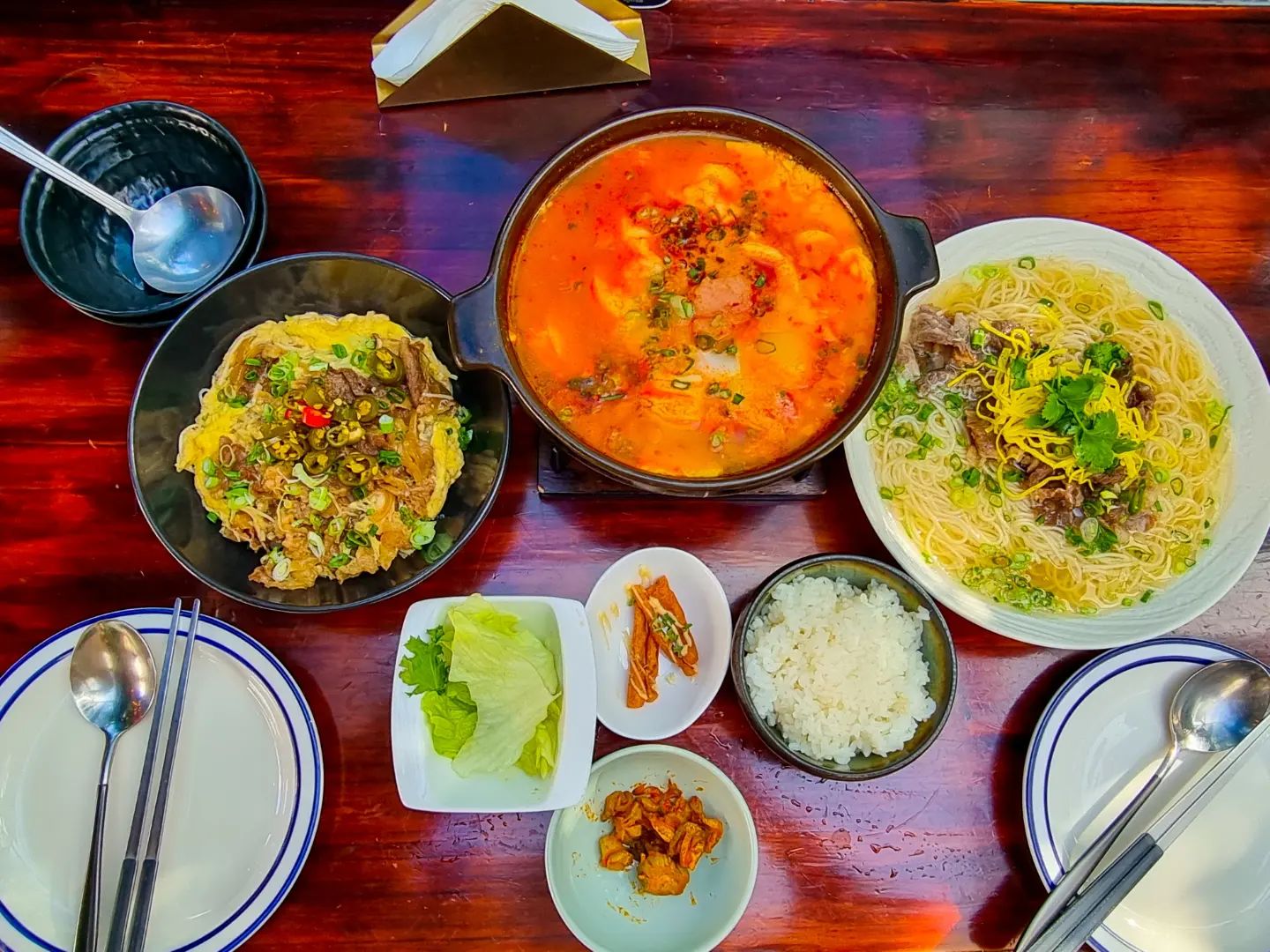 혜화로에 가면 꼭 가봐야하는 핫플

▪️명란 치즈 순두부 
▪️차돌 온국수
▪️스키야키 덮밥

여기 갔을 때 메뉴가 다 맛있어보여서 정말 다 먹고싶었지만 고민하다가 픽한 세가지 메뉴들 정말 맛있었어요
담에 가게 된다면 다른 메뉴들도 다 맛보고싶어요
그중에서도 명란 치즈 순두부 강추!!!!
명란과 치즈가 들어있는 순두부를 먹으니 입에서 살살 녹아요🥺

🎈오이지 대학로
▪️서울 종로구 대학로9길 33
▪️11:30 - 22:00
▪️오픈런 안할 시 웨이팅 있음
