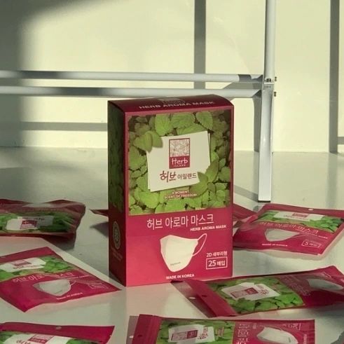 #협찬#와디즈#펀딩탐험대

(주)허브팜 5400일의 천연 아로마 향기를 담은 
허브 아로마 마스크 펀딩 🌿🍃

정말 마스크를 몇년째 벗질 못하네요^^;;; 
이제 안쓰는게 어색하고 이상할 정도인데

마스크를 오래 쓰고 있으면 답답하구
습하구 불쾌하구 저는 피부가 민감해서
 마스크마다 얼굴도 엄청 간지러워용..😰

허브 아로마 마스크😷는 국내 최대
허브농원 허브아일랜드의 
100% 천연 영국 허브오일6가지🪴를 추출하여 
국내 생산 인증 마스크에 코팅시키고 
12시간 숙성했어요~

허브향 참  좋아하는데 기분전환과 
스트레스해소에도 좋을 것 같고,
 불쾌한 냄새 제거 및 호흡기 질환과 두통개선,
 항 바이러스, 향균 작용까지 굿!

😷마스크는 100% 국내 생산 고급
안감으로 보풀이 일어나지 않고,
피부에 자극없이 부드럽고요~

저는 특히나, 평소 숨쉬는게 답답해서 
새부리형 마스크만 쓰는데 새부리 마스크랍니다^^

제가 여러번 바람쐬러 갔던 허브아일랜드 
제작 상품이라니 저도 펀딩 참여 ㄱㄱ 🚶‍♀️ 

.
.
.
.
.
.
#펀딩탐험대3기#와디즈펀딩#허브팜#허브아로마마스크#천연향기마스크#새부리마스크#국내생산마스크#보풀없는마스크