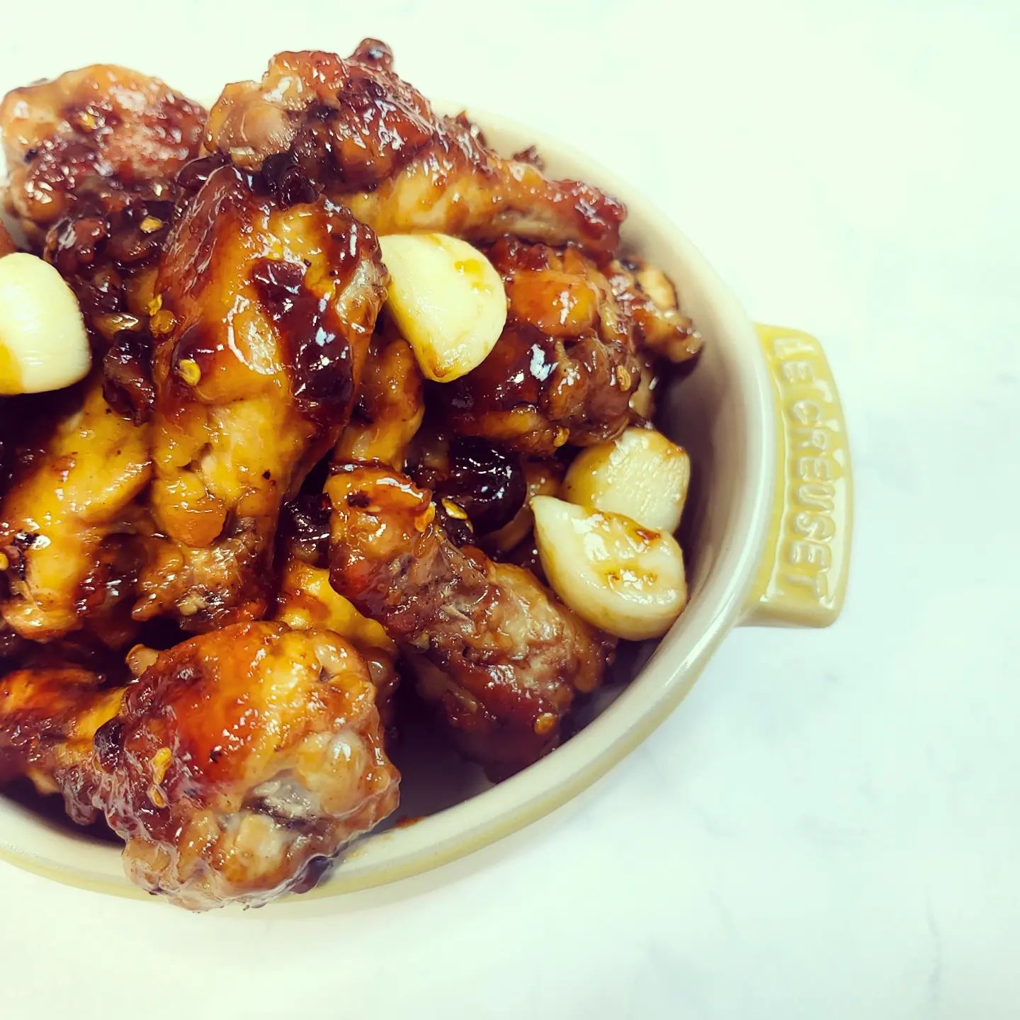 #어남선생마늘굽닭 #어남선생레시피👨‍🍳 #어남선생쵝오👍

치킨을 후라이팬에 구워서 하는 레시피여요. 
저는 오일스킬렛에다가 비교적 편하게 구웠답니다. 

암튼
이거 먹으면 "치킨집 차려?" 이 생각이 0.005초 정도 잠깐 스치다가 정신이 돌아옵니다 ㅋㅋㅋ
치킨은 인제 집에서 해드세요. 

#오일스킬렛치킨#오일스킬렛후회없음#치킨은집에서#양념이예술#꼭해보세요👍 #강추👍💯#koreanchicken #koreanchickenwing_recipe#집밥#홈쿡#koreanhomecook#주부#일상#푸디#foodie