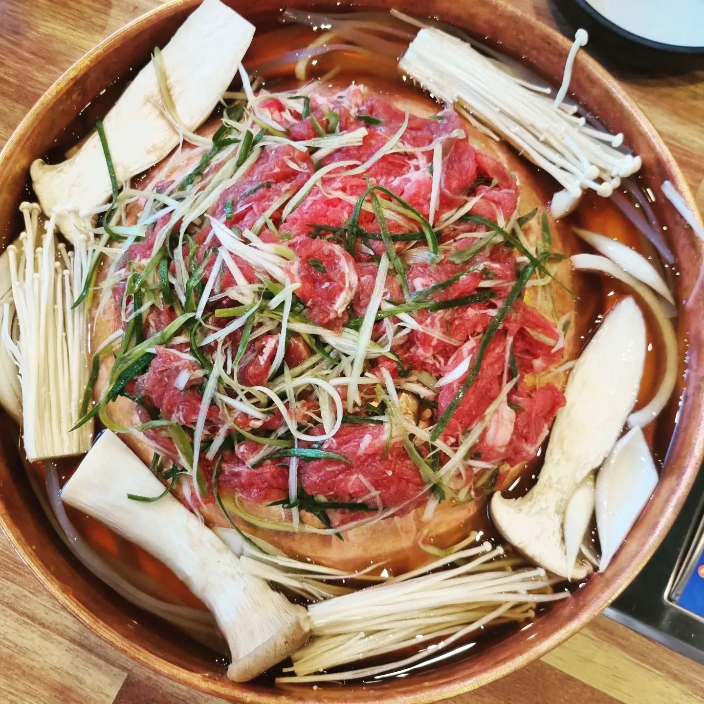 시흥 장곡동 맛집투어

#청담물갈비
고급스럽고 정갈한데
맛있기까지..

#맵찔이 라서
안매운거로 픽

#불막정식 으로
불고기전골이랑 막국수
맛도 일품👍👍

신랑이랑 또와야지😍😍
 .
 .
#장현동맛집 #장곡동맛집 #산더미물갈비