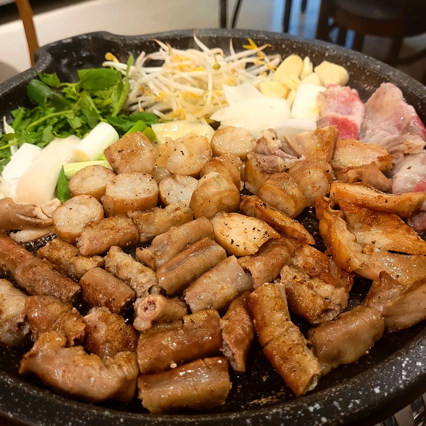 ⁂모둠곱창&김치말이국수&볶음밥

운좋게 웨이팅 15분만에 입성!!
재료 소진으로 못 먹게 될까 봐 기다리면서 조마조마했지만 성공‼️ 막창 러버와 함께 열심히 굽고 먹고 곱창에 빠질 수 없는 소주까지👍🏻‼️ 이곳은 하이볼도 있더라고요👀
 
🍴곱창군 일산점🍴

📍위치 :경기 고양시 일산동구 경의로 25-53 동문굿모닝힐 204동 106호
⏰OPEN: 화요일 ~금요일 (17:00~24:00) 
⁂토요일 : 16:00~24:00
  일요일 : 16:00~23:00
 ‼️매주 월요일 정기휴무‼️

🚗주차가능🚗