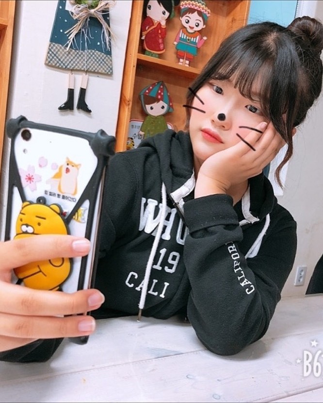 이때로 돌아가고 싶다. 아무것도 모르고 해맑았던 때. 지금은 누가 보기만 해도 주눅들고 항상 매일 같이 직장에선 혼나기만 하고 나름 잘해보려고 잘하려고 하는데 왜 자꾸 다들 나를 싫어하는거 같지...내가 좋아했던건 뭐지... 내 꿈은 있나...나를 싫어하는 사람과 일하는건 피마르는 일인걸 알았다. 이것도 어른으로 성장하는 과정이라면 전 어른 안하고 싶어요, 그만할게요 어른,  #퇴사 #퇴사마렵다😭 #나를_싫어하는_사람이_직장상사라면? #피가말라요아주 #괴롭다 #어쩌다어른 #어른하기싫어요 #씨발스타그램