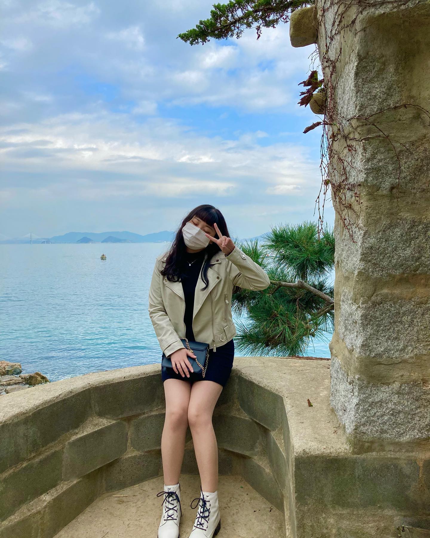 .

#거제도여행 다녀왔어요!

요즘 핫한 매미성도 다녀오고 간장게장, 조개구이까지 뿌수고 왔습니다 👊

.
.

📍 매미성 (경남 거제시 장목면 복항길)
💲 입장료 무료
📷 여기저기 모든 포인트가 포토존! 그 중에서도 두번째 사진 포토존이 인기가 많더라구요! 월요일에 갔는데도 줄 잠깐 서서 찍었어용 ㅎㅎ
➖ 매미성 뒤로 보이는 바다뷰가 너무 예쁨!

.
.

📍 예이제 게장백반 본점 (거제시 장승로 101-1)
⏰ 09:00 - 21:00
💲 인당 15000원 / 22000원 / 30000원 중 선택가능
🦀 간장게장, 양념게장은 계속 리필 가능!
➖ 양념게장보단 간장게장이 맛있었어용! 맛있어서 한 다섯번 정도 리필한 듯..? ㅎㅎ..
➖ 밑반찬도 종류 많고 맛있었어요!

.
.

📍 해녀소주방 (거제시 옥수로 10길 35)
⏰ 17:00 - 24:00
💲 저희는 2인 50000원짜리 주문했어요
🦪 조개구이 맛집! 가격대비 양도 엄청 많고 종류도 다양해요!!
❤️ 처음에 양보고 모자랄까봐 중간에 추가 주문해야겠다고 생각했는데 먹다보니까 양이 너~~무 많아서 추가 주문 못했습니당.. 배터질뻔 했어요 😂
➖ 전화로 예약하고 가시면 미리 세팅을 다 해두셔서 예약하고 가시는 걸 추천!
➖ 청하가 없었던 게 살짝 아쉬웠음

.
.
.
#거제도여행코스 #거제도맛집 #거제도해산물 #거제도해산물맛집 #해녀소주방 #예이제게장백반 #예이제게장 #거제도게장 #거제도조개구이 #매미성 #거제도핫플 #장승포맛집 #장승포식당