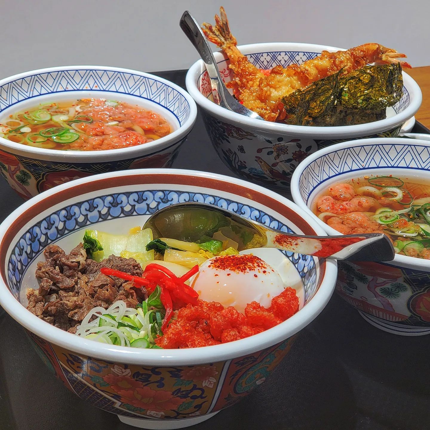 #협찬 - 가성비 최고 스키우동강남터미널점

안녕하세요! 요새 여행많이들 가실 것 같은데용, 고속터미널 방문 시 식사하시기 좋은 가성비 좋고 맛있는 #고속터미널맛집 을 추천드리려고해요. 음식 조리속도가 매우 매우 빨라, 시간에 쫒기지 않고 식사할 수 있는 곳이랍니다 :) 
 인근에 꽃도매 상가나 고투몰이나 백화점 둘러보시가 연계방문하기에 좋답니다. 
.
분위기:
분위기는 아늑 귀여워요! 
빨간색이 생기넘칩니다 저는 맨 안쪽에 예쁜 자리가 있길래 그곳에 앉았어요:)
.
.
오늘의 메뉴:
1. 스키덴푸라동 + 미니우동 11,900
2. 스키야키덮밥 +미니우동 10,900

Review:
 둘 다 매우 빨리 나왔고, 밥에 간이 되어있어서 삼삼한 맛 없이 끝까지 감칠맛 굿, 게다가 튀김류는 바삭바삭해서 넘 맛있었고, 특히 김부각 왜이렇게 맛나나요..?
 저는 벌써 출장 자주 다니는 친구한테 추천해줬어요.
.
.
이 외의 추천메뉴:
채소와 고기가 듬뿍 들어간 스키야키우동, 춥다추워 냉소바, 자연산 돌김튀김, 명란유부초밥
.
.
위치: 
고속터미널역 1번출구 
3~4번 승차홈쪽에 위치
(부산승차홈 1~4번) 
.
.
- 영업시간 :
 오전 10시 ~ 저녁 9시
라스트오더 저녁 8시마감

- 도로명 주소와 네이버 지도 링크 남길게요^^
주차 가능 🚗 
스키우동 강남터미널점
서울 서초구 신반포로 194
http://naver.me/GUQBR8Rc

#스키우동강남터미널점#고터맛집 #우동맛집 #신선한재료 #소바맛집 #고터데이트 #반포데이트 #고속버스터미널맛집 #고터음식점 #고터스타벅스 #경부선맛집