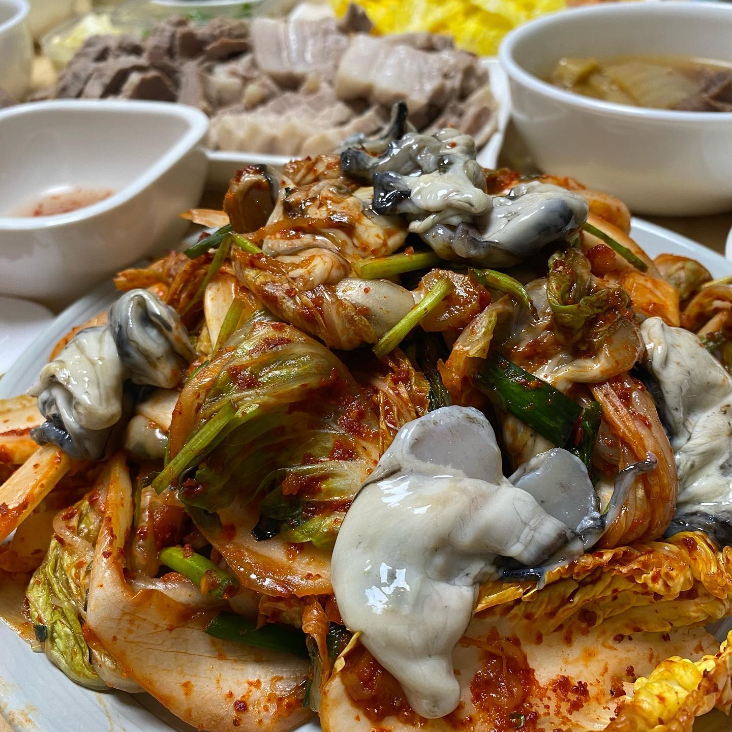 김장김장~~٩(๑❛ᴗ❛๑)۶

김장에는 수육 빠질수없죵😤🫶🏻
겉절이에 굴 그득그득넣어서 배추에 쌈싸먹으면 술이 술술~~~ᕕ༼✿•̀︿•́༽ᕗ

저는 김장철이 너뮤조하요😆❤️
맛있는거 한가득!!💯❤️

#김장 #김장철 #수육 #굴 #굴무침 #배추국 #술상 #술상스타그램 #집밥 #먹스타그램 #먹방 #먹스타그램🍴 #먹팔 #먹팔해요 #소통 #환영 #맛스타그램 #일상 #좋아요 #좋아요반사 #좋반 #오늘의메뉴 #존맛 #김치