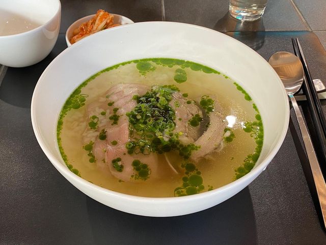 빵미요리사 on Instagram: "#빵미먹부림 <#안암>_북촌 ✔️안안국밥(고수x) 비름나물과 청양고추로 만든 기름 덕에 심심하지 않으면서도 느글거리지 않는 깔끔한 국밥. 웨이팅이 필수지만 회전