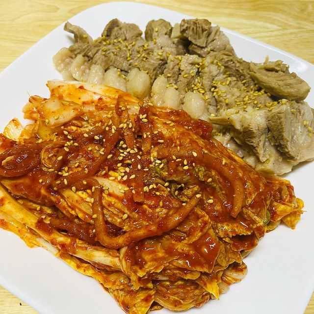 연스타 on Instagram: "#배추김치#저녁밥#수육 #연스타협찬추천 결국엔 퇴근길 수육고기 사서 삶앗자나유? 아늬....11월달로 돌아간줄...? 김장하는날인지 착각했지 모에요?😱 오늘만큼