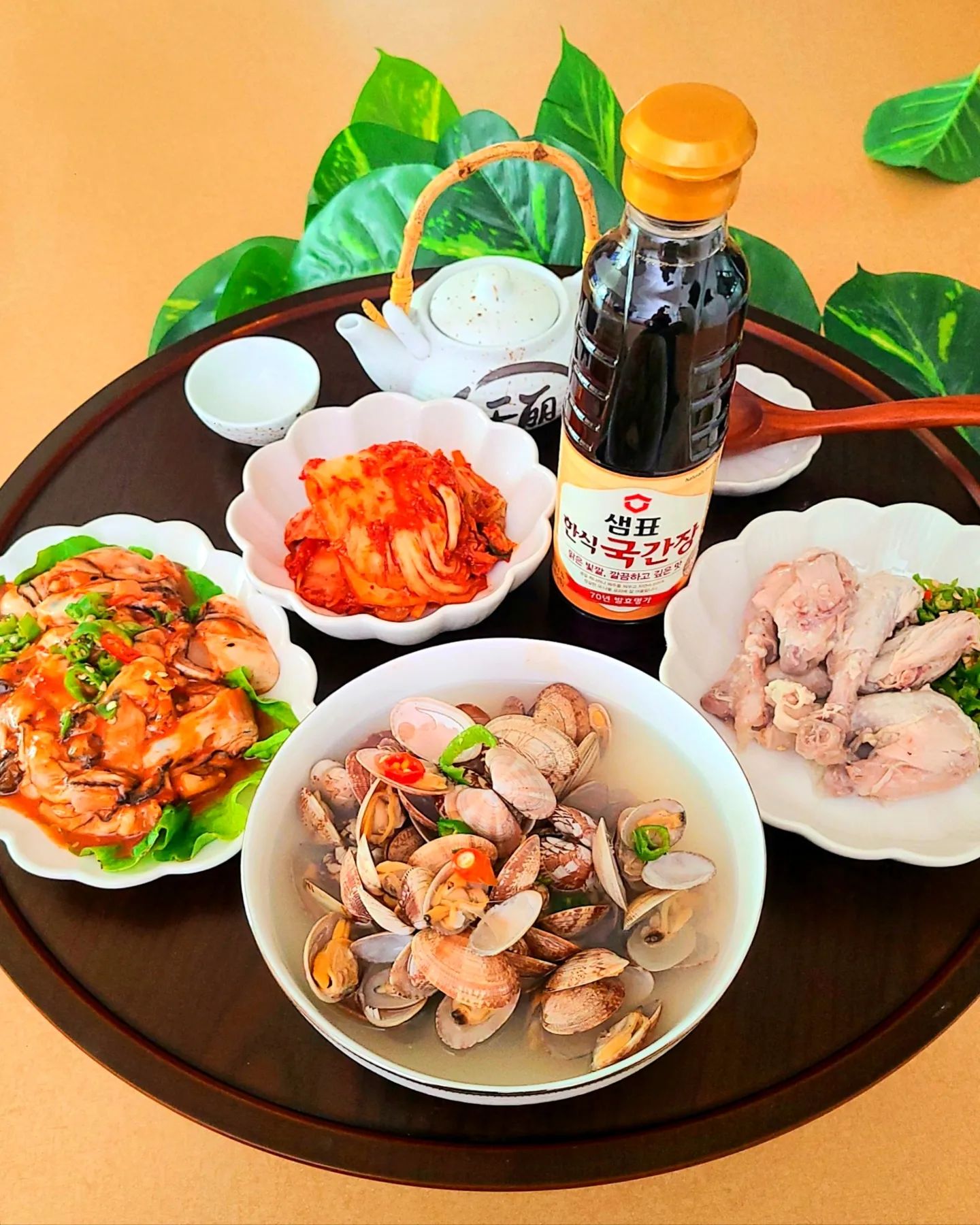 #협찬 #집밥이젤좋은뇨자🏡 #샘표한식국간장

🤗아침에 시원하게 국물 드링킹!!🌾

🧡바지락 폴폴 끓여 궁물 드링킹하면 하루의 모든 피로가 풀려요~🍀예전에 울 엄마들 피곤하실 때면 요래 아무것도 추가 되는 것 없이 깨끗이 해감한 바지락만 끓여 그 궁물 마시고 다시 힘을 내곤 하셨죠😋😙

🍱 1등 간장 샘표에서 한식국간장이 새로 출시 됐는데..오랫동안 함께한 샘표간장을 보니 엄마 생각이 나서 엄마표 바지락국 끓였어요 ~😛 마지막에 샘표 국간장 한 숟갈 부어주면 넘나릐 다소곳한 국사발 대령이요~!!🥕

다른 간장 보다 짠맛도 덜하고 맑은 국에 어울리는 깔끔하고 깊은 감칠맛이라 너무 좋아요~믿먹 샘표❣️

💕남표니 한 사발 먹구~그 시원함에 반할수 밖에..ㅋㅋ💕
.
.
.

➡️1등 간장 샘표간장의 New프리미엄 국간장

- 70년 '샘표만의 발효 기술'로 깔끔하고 깊은 맛을 담았습니다
- 국산 다시마로 풍부하고 '자연스러운 감칠맛'을 살렸습니다 
- 맑은 빛깔과 깊은 감칠맛으로 '국물요리'에 잘 어울립니다
.
.

➡️신제품 샘표 한식국간장은 대형할인점, 쿠팡, 네이버 '새미네마켓' 등 온라인에서도 판매중입니다 

👇👇👇
sempio.official

#보양식으로끓여먹는아각탕

#샘표간장 #샘표 #국간장 #샘표국간장 #한식국간장 #맛있는국간장 #국간장추천 #조선간장 #한식간장  #바지락국 #맑은국 #바지락 #바지락탕 #바지락요리