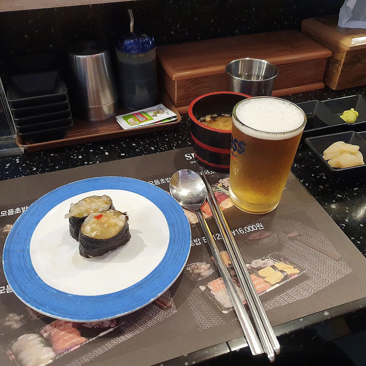 #주안초밥 #주안초밥맛집 #주안간맥 #주안혼밥
#주안스시 #주안스시오케이 #주안회전초밥 

#sushiok

점심 혼밥 혼맥을 위한 회전 초밥집!

#초밥한접시 1,900원

모든접시 1900원에 갓성비 혼밥의 성지이다.
이름이 바뀌기 전엔 1500원 에서 1700원 으로 올랐었는데 네타 퀄리티? 크기가 커지고 매장이 깔끔해 지면서 1900원 고정!!

솔직히 판초밥이나 오마카세랑은 맛을 비교하면 안되지만 원하는 초밥으로만 배를 채우면서 판초밥 가격이 나오니 가성비 좋은집 같다👐👐

내가 회 위주와 새우를 좋아해서 사진은 이거 밖에 없지만 다양한 롤 초밥과 디저트 등이 준비되어 있는 집이다.

내 최애픽은 첫사진에 나와 있듯 #타코와사비초밥
ㅋㅋㅋ1900원에 두개다? 가면 3접시 이상은 꼬옥 먹는거 같다🤤

맛도 좋고 가격도 부담스럽지 않아 찐맛집은 아니어도 점심이나 혼자 간술하는 집으로 너무 좋은거 같아 추천한다👍

#선팔 #맞팔 #맛집 #맛집탕방 #좋반 #먹스타그램 #좋아요반사 #맛집소개 #찐맛집 #먹팔환영 #먹팔 #먹팔맞팔 #먹부림 #서울 #인천 #소통 #홈쿡 #술스타그램 #홈쿡스타그램 #쿡스타그램