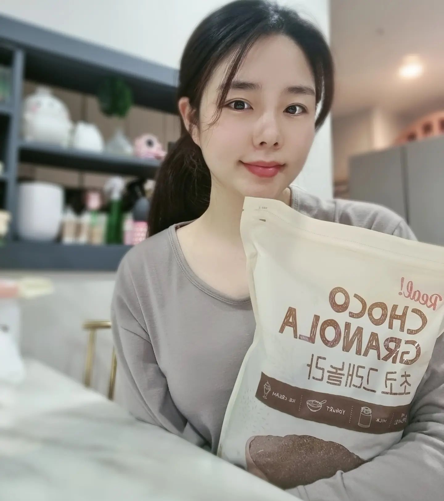 <동서 그래놀라 초코 🍫 🥛>

저는 똑같이 움직여도 에너지가 많이 나가는
체질이라 그런지 식사 후에도 배가 자주 고파서
중간중간 식사대용 간식이 꼭 필요해요~

그래서 건강을 헤치지 않는 그래놀라를
즐겨 먹는답니당😝

동서 그래놀라는 압착 귀리, 통밀, 쌀 등을 
오븐에 구워 만들어 바삭하고 곡물 여러겹이
동글동글 뭉쳐져 식감도 좋아요~

초코맛이지만 많이 달지 않아 담백하니
맛있답니당^-^ 고급스러운 맛이에요♡

양도 1kg로 가성비 굿 👍 

.
.
.
.
.
.
#광고 #초코그래놀라#그래놀라#식사대용#가성비
#맛있어#간식#건강간식#웰빙간식#동서그래놀라
#요거트와함께#우유와함께