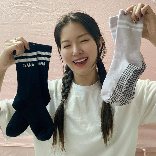 ℂ𝕙𝕠𝕚_𝔻 on Instagram: "🄳🄰🄸🄻🅈 #협찬 으로 만나 꾸준히 내 발을 지켜주고 있는 #아사나 #아사나스포츠양말#아사나요가양말 !! 👉🏻라벤더 컬러에 화이트라인인 #필라테스양말 #