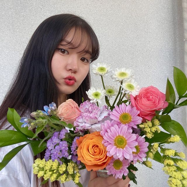 ℂ𝕙𝕠𝕚_𝔻 on Instagram: "🄳🄰🄸🄻🅈 꽃을 든 여자 🙊 ㅋㅋㅋㅋㅋㅋㅋ 아.. 난 역시 꽃이 너무 좋아 ❤️ 아니 요즘은 #꽃정기구독 이 된다는게 진짜 짱짱인거 같아..🙊 주말에 내내