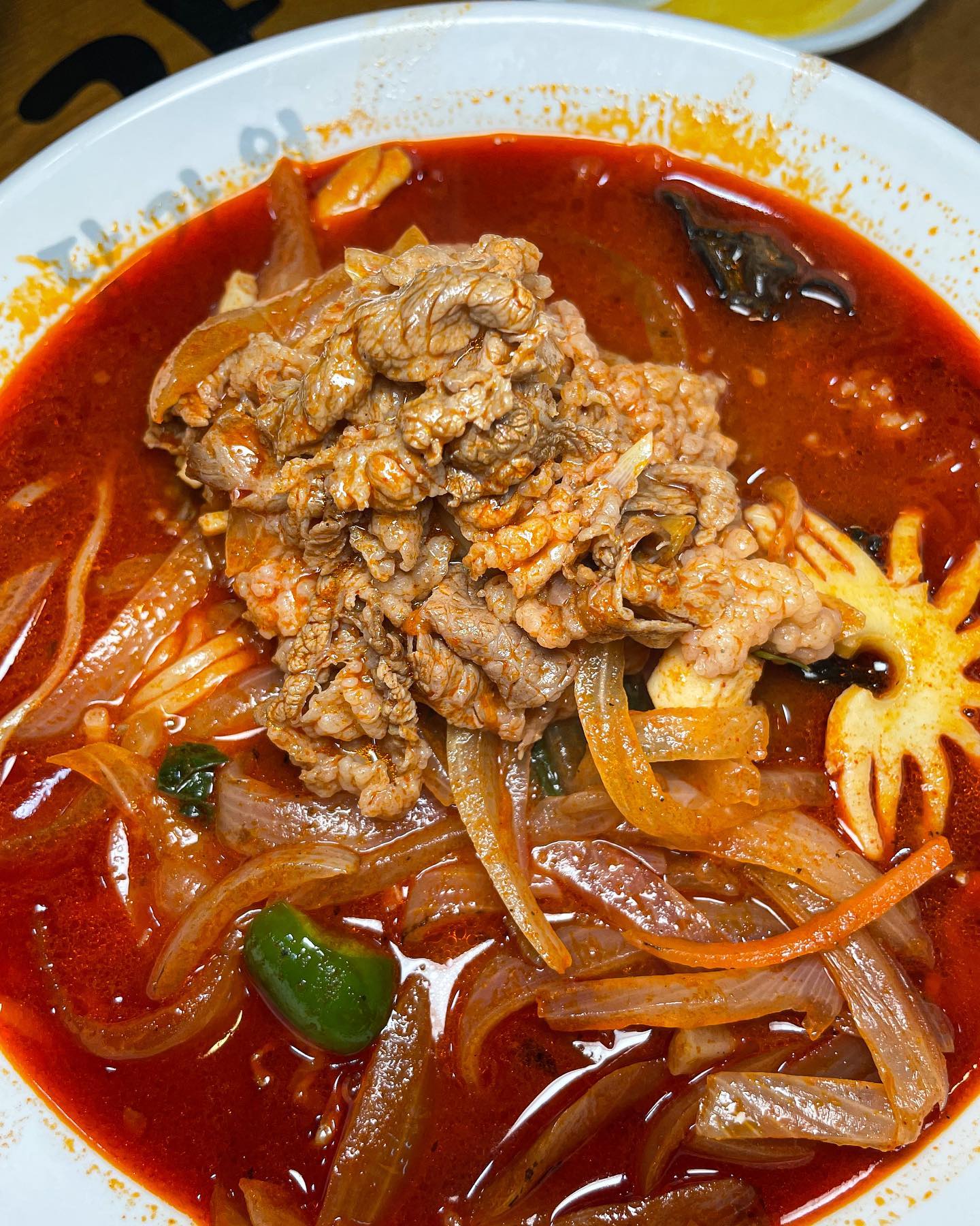 동네주민들이 인정한 진짜 차돌짬뽕맛집🥢
#당가원 따봉스👍🏻

당가원은 몇개의 분점이 있는 걸로 아는데 성산동이 본점이에요. 저는 본점 단골이랍니다.🔥 차돌짬뽕 or 차돌짬뽕밥은 기본으로 꼬옥 시키시길 추천드려요.

차돌이 가득해 부족함이 없이 건더기와 함께 맛있게 면을 먹을 수 있어요. 짬뽕에 없으면 아쉬운 오징어도 듬뿍 들어있답니다. 면에도 양념이 쏙 배어있어 더 좋아요. 그릇째로 드링킹하게 되는 진한 국물맛에 엄지가 저절로 척. 푸짐한 양이라 완뽕이 힘들수도있어요🤣

꿔바로우가 한참 대세인데 이렇게 정석 탕수육이 더 먹고싶을 때가 있잖아요. 잡내 없는 맛있는 탕수육이에요. 새콤달콤하고 전분기 가득한 탕수육소스로 묽지한고 진~한 농도랍니다. 이때문인지 원래는 무조건 찍먹파인데 당가원에서는 고기를 담궈서 부먹처럼 먹으면 더 맛있어요.

짜장면은 처음 시켜봤는데 다음에는 짜장면먹고싶을 때 와도될정도로 맛있었어요. 매번 차돌짬뽕만 먹었었는데 앞으로는 그냥 중국집 음식은 당가원으로 쭉-단골할게요.

📂당가원
📍서울 마포구 월드컵북로 173
📍매주 월요일 휴무