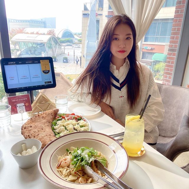 ℂ𝕙𝕠𝕚_𝔻 on Instagram: "🄳🄰🄸🄻🅈 #장소제공 #송도데이트 할겸 #송도센트럴파크맛집 #송도오라화덕피자 방문🫶🏻❤️🫶🏻 지나가다 꼭 가고 싶었던 곳!!!! 넓고 깨끗한 인테리어