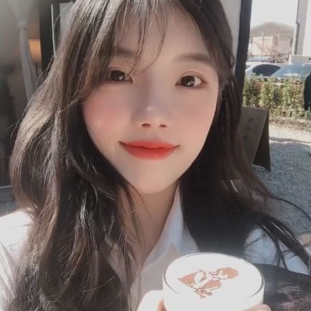 juahduah on Instagram: "#광고 #아쿠아티링트리트먼트 고단백 성분인 “하이드롤라이즈드 단백질”과 천연 피부보습데 세라마이드가 함유 된 트리트먼트✨ 외부 손상으로부터 큐티클을 보호해