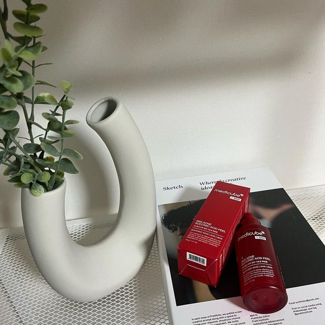 나 령 on Instagram: "#협찬 메디큐브 레드 아크네 석시니애씨드 필 바르고 씻어내는 1분 아크네 필링세럼! 바르고 씻어내기만 하면 여드름성 피부 개선 끝! 고함량 필링성분이 피부 틈새