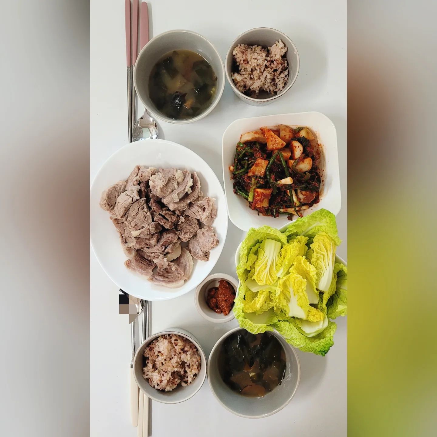 ✨️

오랜만에 인사드리네요 :)
인님들 잘 지내고 계시지요?

오늘은 김장시즌이므로 수육 한 상 차려봤어요~
김장김치는 아니고 장모님께서 보내주신 무파김치입니다❣️
김치속 만들때 쪽파 많이 넣어서 이런 무파김치 만드시더라구요🥰
수육해서 같이 먹으면 진짜 꿀맛일 것 같아
냉장고에 있는 목살로 수육해서 한 상 차려봤습니다.
달달한 알배추에 담백한 수육 올리고 매콤한 무파김치 얹어
한 쌈 싸 먹으면 천국이 따로 없지요.

인님들 오늘은 김치에 수육 어떠신가요?
가장 힘든 수욜인데 맛있는 저녁 먹을 생각하며 
좋은 하루 보내시길 바라요😉

#보쌈 #수육 #알배추 #무김치 #파김치
#사랑하는사람에게 #집밥 #집밥스타그램
#식단공유 #온더테이블 #쿡스타그램 #성취감 
#신혼일상 #신혼식탁 #신혼밥상 #신혼부부 #음식일기