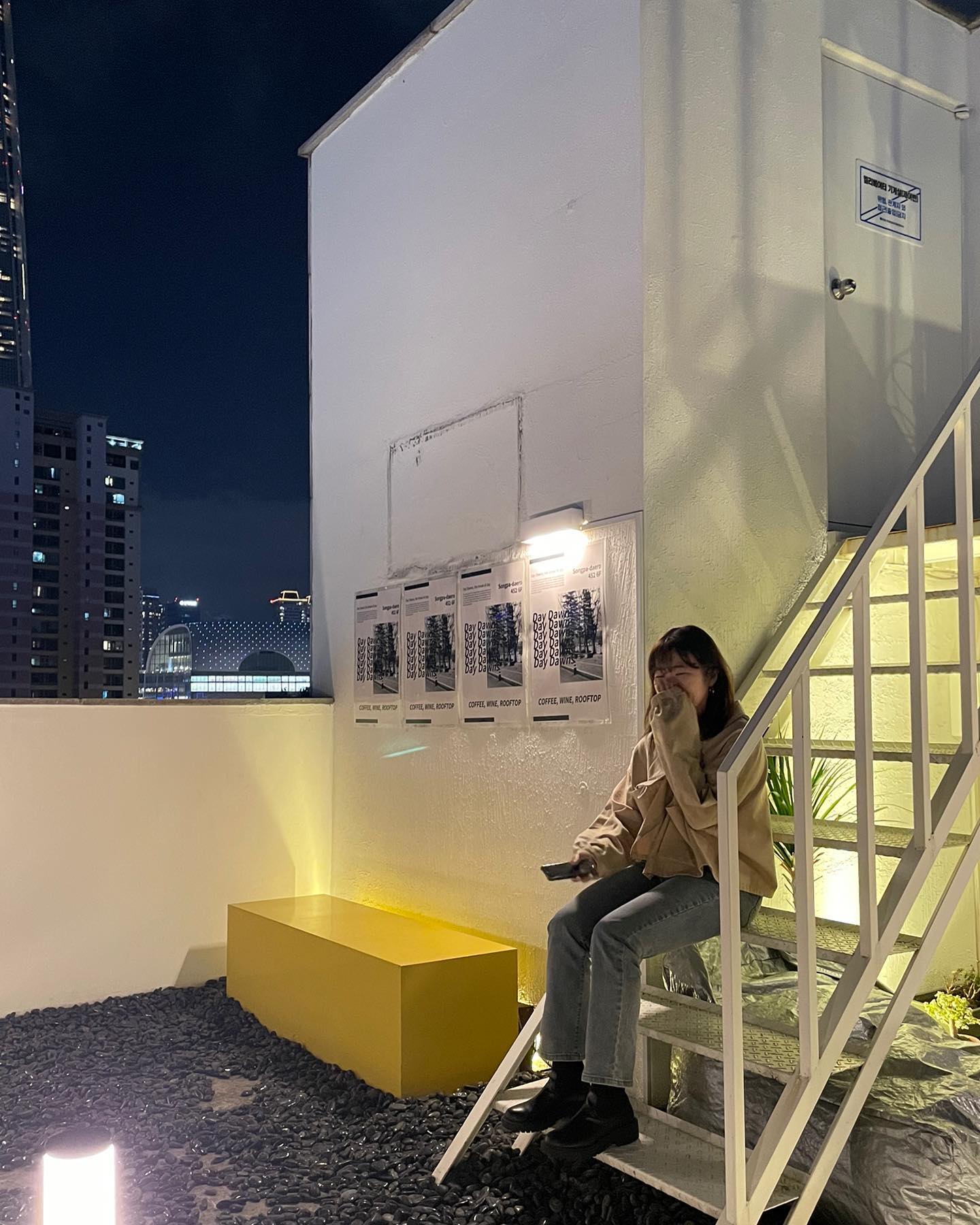 헷 루프탑 우리가 전세냄✌🏻
춥다고 백번말하면서 사진 끝까지 찍는 ㅎ;

#데이던스 #루프탑 #송리단길 #잠실 #daydawns #rooftop