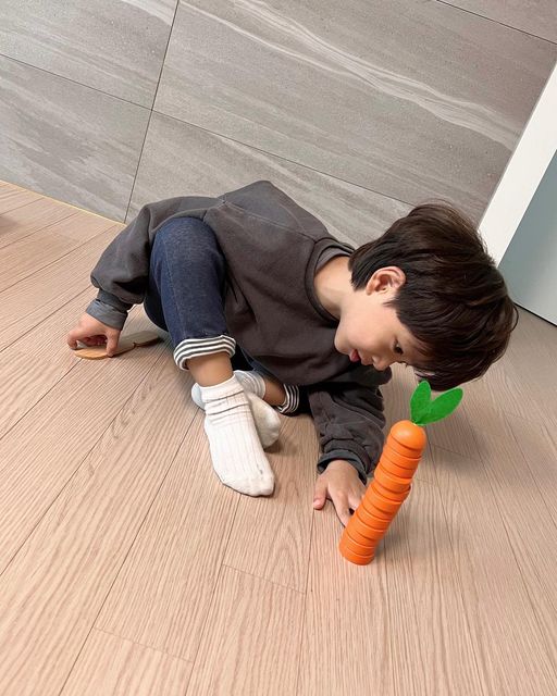 이송희 on Instagram: "광고 🥕 아이들도 어른들도 신나게 할 수 있는 당근 게임 💓💓💓💓 무너지지 않도록 가지런하게 쌓아올려보기도하고 쓰러트려보기도 하면서 소근육발달,자조능력 쑤
