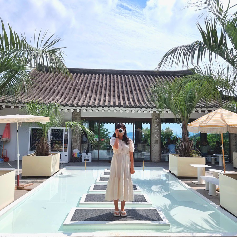 목포신상카페🌿
유달산에 위치하고있어서 경치가 좋고 오아시스같은 분위기에요🌴🌴

1층과 지하1층이 있는데 개인적으로 1층보다는 지하1층이 좋았어요😆
조용하고 통유리창 밖으로는 울창한 나무들이 있어서 숲속안에있는 느낌이 좋아요💕거기에 들어가는 문이 돌문이여서 동굴로들어가는 느낌도 받을 수있어요

#아라리#럽스타그램#여행스타그램#첫줄#첫줄반사#일상#소통#소통해요#선팔하면맞팔#맞팔하면선팔#선팔#맞팔#맞팔좋아요#선팔맞팔#좋아요반사#목포#목포여행#목포맛집#목포카페#목포카페추천#광주근교#광주근교카페#목포신상카페#유달산#유달산장#목포유달산장#목포유달산