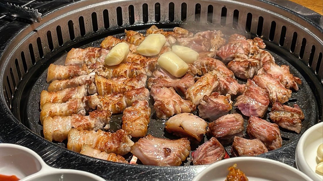 #또리먹방 #광안리맛집 #해치83

오랜만에 맛집소개 
고기는 언제 먹어도 맛있지만 여기는 가게 분위기도 넘넘 고급스럽고 직원분들 친절이 대박인곳
친절이 너무 좋으니 먹고나와도 생각나는 그런곳 

서면점이랑 광안리점 두곳있어요 완전 추천 드려요❤︎

#83해치 #83해치광안리점