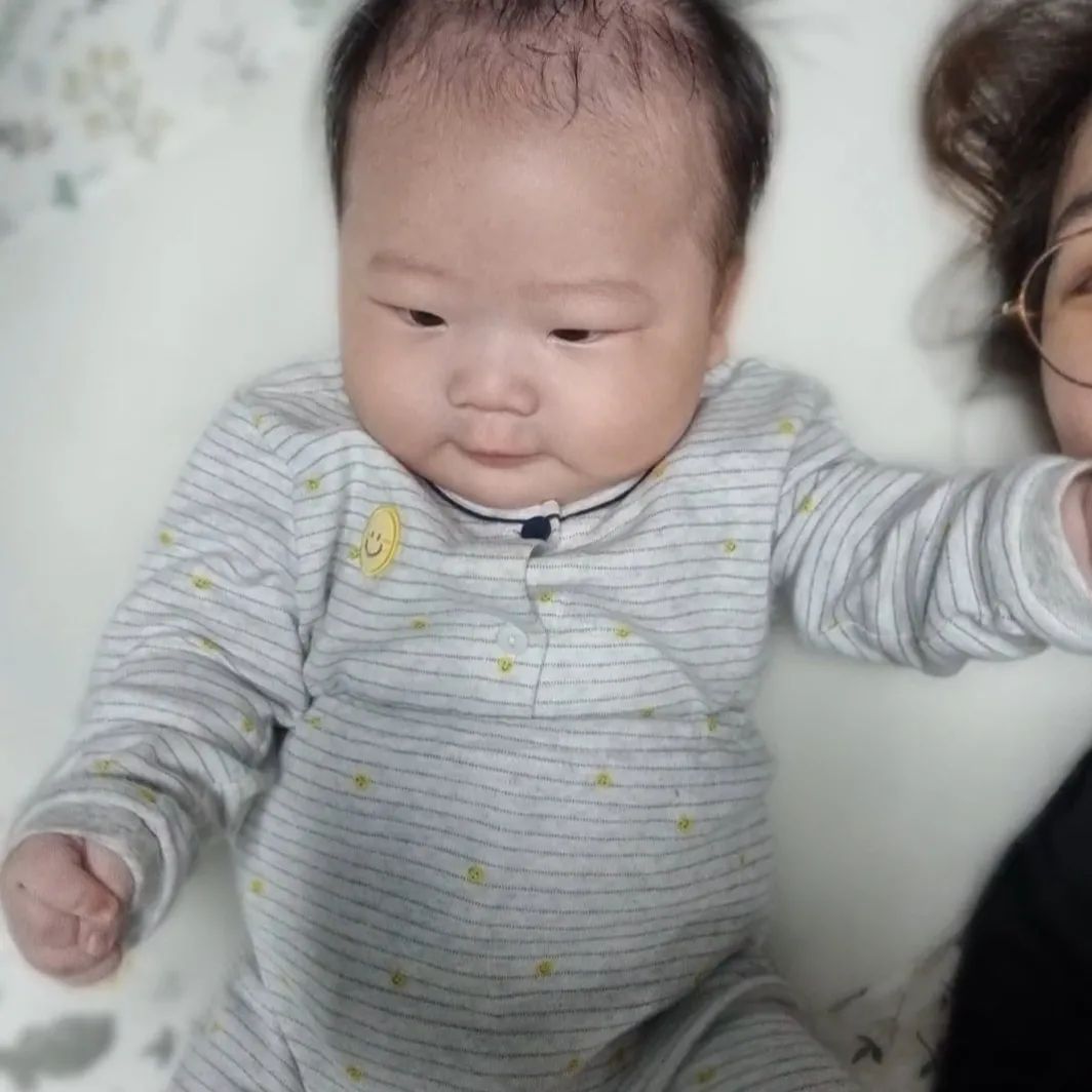 +91일

오늘 아침부터 큰 짐은 싸서 차에 옮겨두고 입원 연락을 기다리는데 꽉 찬 6인실 밖에 없단다. 가면 단이도 엄마도 잠도 못자고 고생만 더 하다가 올 것 같아 아빠도 찜찜해 하고 해서 1인실이 나오는지 내일까지 좀 더 지켜보기로 했다.

정말 다행인 건 어제는 숨 쉴 때마다 가래가 차서 그릉그릉 소리가 났는데 오늘은 숨소리가 깨끗해졌다. 가~끔 소리 나는 정도? 기침할 땐 여전히 가래가 있지만.. 어제 세브란스에서 타온 약이 뭐가 되게 많은데 효과가 있는 것 같다. 

더 바라기는 오늘 자고 일어나 내일 더 좋아져서 입원도 안하고 외래진료만 받고 올 수 있었음 좋겠다. 

튤립 마이크에 달린 책 읽어주면 꽤나 집중해서 보고 좋아한다. 엄마는 매번 말 지어내느라 식은땀이 흐르지만 ㅋㅋㅋ 책 읽어주고 노래도 불러주면 따라 부르듯 옹알이도 하는게 제법 귀엽다 ㅋㅋ
오늘은 낮잠을 꼭 바운서에서 주무시겠단다... 참.. 여러군데에서 잘잔다 너..🤣

2022.11.23.