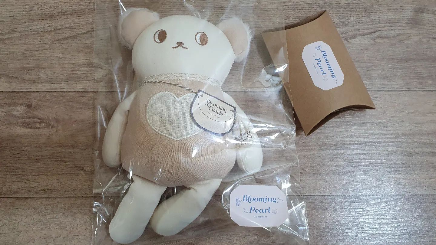 .
셋째 하늘이에게도 
애착인형을 해주려고 알아보다 알게된
모노스마일 애착인형🧸
.
.

애착인형에 사랑하는 아가 이니셜이나 태명을 
직접 새겨놓을수 있어서 
단 하나뿐인 애착인형을 만들어줄수 있다는 장점까지😃

.
.
Merry(메리) + Morry(모리)
메모리에서 따온 이름으로 우리 아이의 첫친구로 
아이들에게 좋은기억을 줄 수 있기를 
바라는 마음을 담아🧡
.
.
애착인형의 효과
 🏷 안정감
🏷 분리불안증세 완화
🏷 사회성 발달
🏷 상상력 자극
🏷 수면유도
🏷 집중력 향상
.
.
애착인형의 사이즈는
메리 23X29(cm) (±2~3cm)
모리 23X29(cm) (±2~3cm)

Material
✔ 100% 국내산 폴리에스터(충전재 휴비스 정품솜)
✔ 100% 오가닉 코튼
✔ 100% 영등포구 자체 생산
.
.
자수패키지 옵션으로
프랑스산 십자수 실과 
일본산 십자수 바늘을 준비하면 준비끝!
.
.
업체로부터 상품을 무상제공받아 
작성된 솔직한 후기입니다
.
.
#모노스마일 #애착인형 #유기농애착인형 #오가닉애착인형 #국민애착인형 #임신선물 #태교DIY #태교바느질 #신생아애착인형