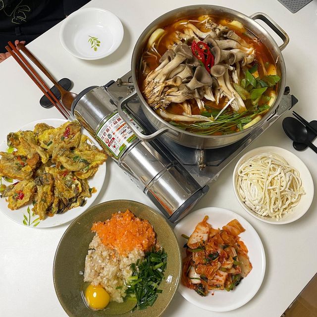 언덕집 on Instagram: "#협찬 🏷️ 다원팜 느타리버섯 곤지 7호 싱싱하고 쫄-깃한 느타리버섯 보내주셔서 이것저것 맛나게 해먹어봤어요!! 전국 느타리버섯 생산량의 70%를 생산하는 경기도 지