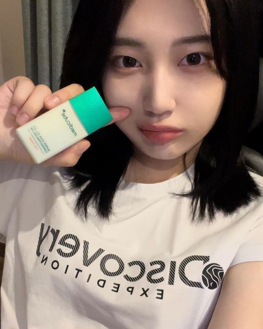 진서 on Instagram: "#광고 🍃평소 붉은기 홍조 때문에 화장 두껍게 하면 오히려 뜨고 피부는 악화되는 것 같아서 고민이었는데 훨씬 가볍게 홍조가 깨끗하게 커버되는 톤업크림이에요 🍃시카