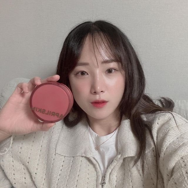 민채아 on Instagram: "#광고 #협찬 ⠀ ⠀ 에이프릴스킨 히어로쿠션 런칭 1주년 기념 한정 스페셜 기획세트✨ ⠀ ⠀ 촉촉한 터치감에 피부 당김, 들뜸 없고, 500여개의 미세한 에어홀 퍼프로 얇게